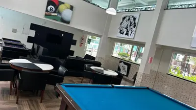 Uma mesa de bilhar em Apto Praia de Bombas Bombinhas