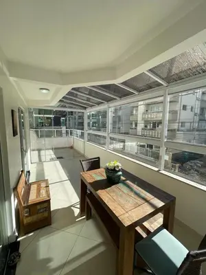 Uma área de estar em Apto de 2 Quartos em Meia Praia