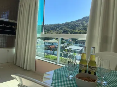 Uma vista geral da montanha ou uma vista da montanha a partir do apartamento