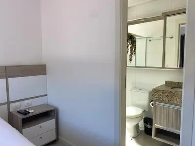 Uma cama ou camas num quarto em Bombinhas, seu refugio com vista para a natureza