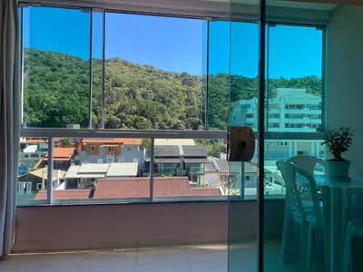 Uma vista geral da montanha ou uma vista da montanha a partir do apartamento