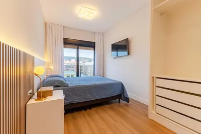 Uma cama ou camas num quarto em Belissimo apto alto padrão a 50 mts da praia