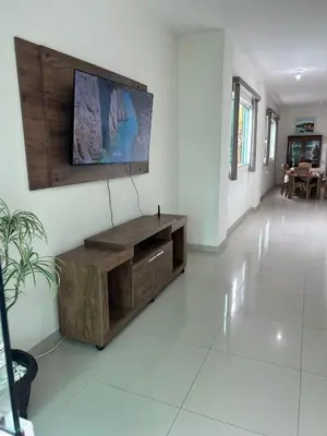 Uma televisão e/ou sistema de entretenimento em VISTA MAR INDESCRITÍVEL em APTO 3 SUÍTES - ITAPEMA - SC