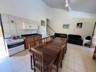 A cozinha ou kitchenette de Casa com Piscina em Bombinhas