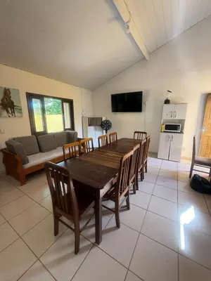 Uma televisão e/ou sistema de entretenimento em Casa com Piscina em Bombinhas