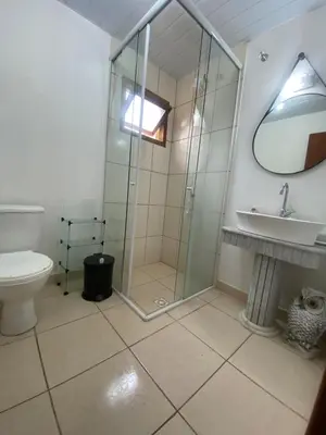 Uma casa de banho em Casa com Piscina em Bombinhas