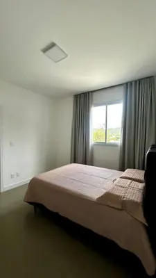Uma cama ou camas num quarto em apto dapraia 401