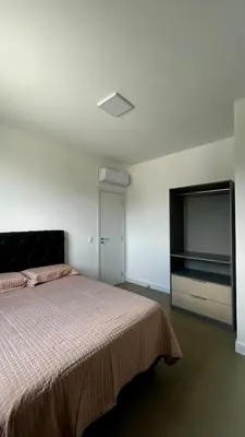 Uma cama ou camas num quarto em apto dapraia 401