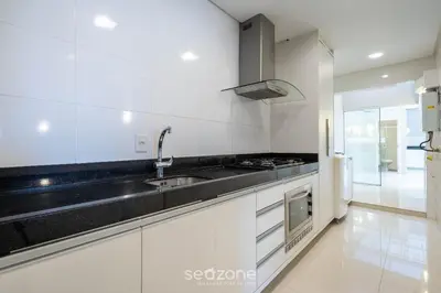 A cozinha ou kitchenette de Apartamentos a 100m da Praia em BC - ERM