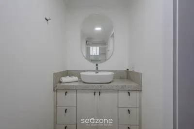 Uma casa de banho em Apartamentos a 100m da Praia em BC - ERM
