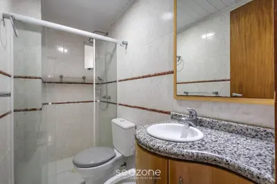 Uma casa de banho em Apartamentos a 100m da Praia em BC - ERM