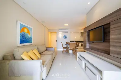 Uma televisão e/ou sistema de entretenimento em Apartamentos a 100m da Praia em BC - ERM