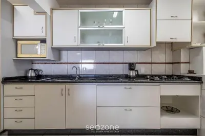 A cozinha ou kitchenette de Apartamentos a 100m da Praia em BC - ERM