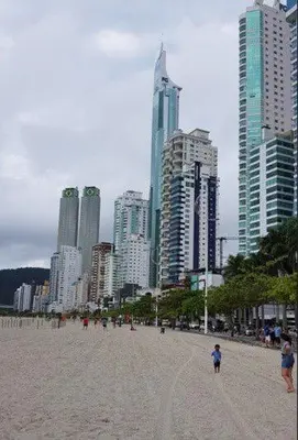 Uma praia em ou perto do apartamento