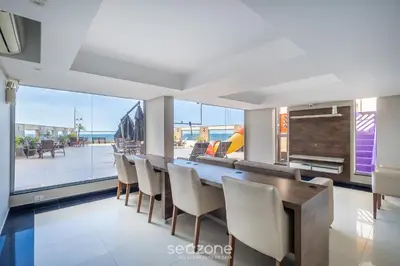 Uma televisão e/ou sistema de entretenimento em Sua estadia completa a beira-mar na melhor localização de BC - CETs
