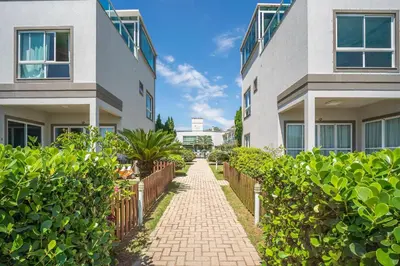 Um jardim no exterior de Petit Village | Casa 109 | 03 suítes