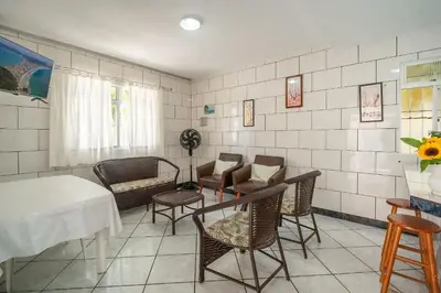 Uma área de estar em Casa com 02 quartos 150m da praia