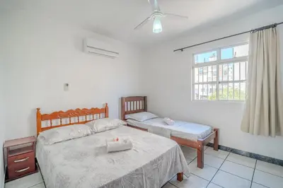 Uma cama ou camas num quarto em Casa com 02 quartos 150m da praia