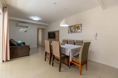 Uma televisão e/ou sistema de entretenimento em Aluguel Apto 2 quartos c/ 1 suíte Bombas SC