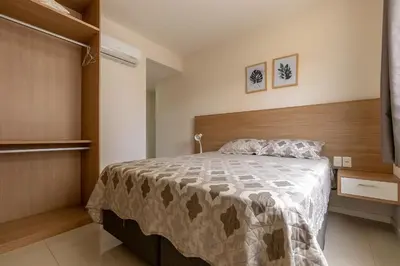 Uma cama ou camas num quarto em Aluguel Apto 2 quartos c/ 1 suíte Bombas SC