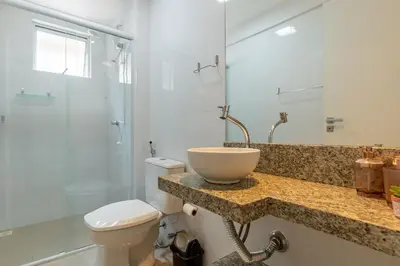 Uma casa de banho em Aluguel Apto 2 quartos c/ 1 suíte Bombas SC