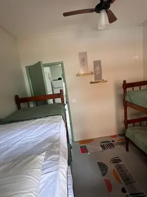 Uma cama ou camas num quarto em Dragonfly Beach House