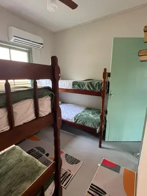 Uma cama ou camas num quarto em Dragonfly Beach House