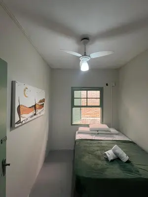 Uma cama ou camas num quarto em Dragonfly Beach House