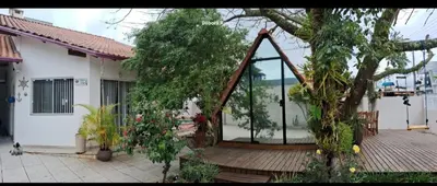 Um jardim no exterior de Chalé Ecológico para 2 pessoas