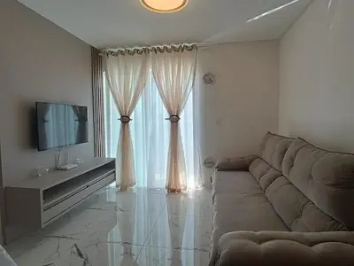 Uma televisão e/ou sistema de entretenimento em Apto novo com vista pro mar