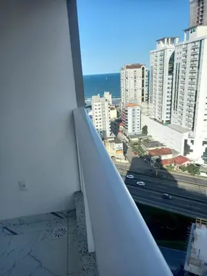 Uma vista do mar geral ou uma vista do mar a partir do apartamento