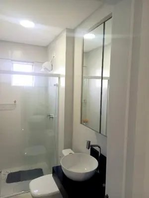Uma casa de banho em Apto novo com vista pro mar