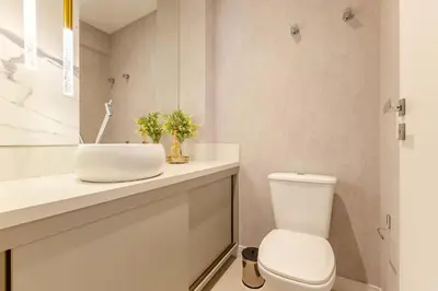 Uma casa de banho em Aconchegante Apto em Condominio com Piscina
