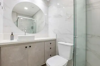 Uma casa de banho em Aconchegante Apto em Condominio com Piscina
