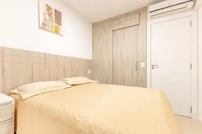 Uma cama ou camas num quarto em Apto a 70 Metros da Praia de Bombinhas
