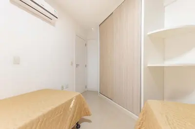 Uma cama ou camas num quarto em Apto a 70 Metros da Praia de Bombinhas