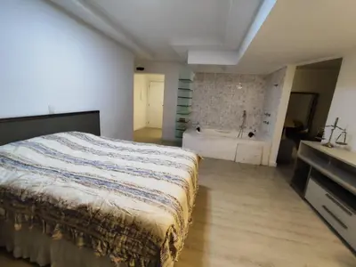 Uma cama ou camas num quarto em Requinte e conforto à 50m do mar