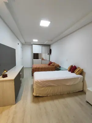 Uma cama ou camas num quarto em Requinte e conforto à 50m do mar