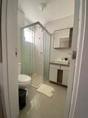 Uma casa de banho em Apartamento aconchegante a 100 metros da praia!