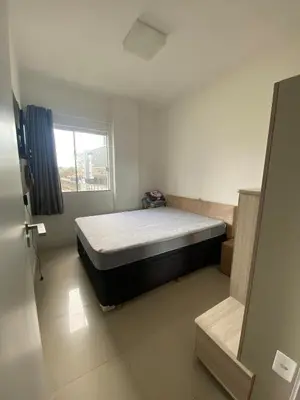Uma cama ou camas num quarto em Apartamento aconchegante a 100 metros da praia!