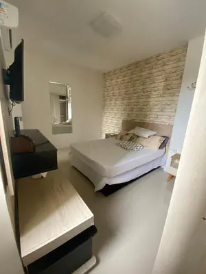 Uma cama ou camas num quarto em Apartamento aconchegante a 100 metros da praia!
