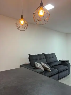Uma área de estar em Apto de 1 quarto em itapema