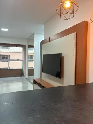 Uma televisão e/ou sistema de entretenimento em Apto de 1 quarto em itapema