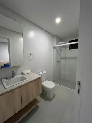 Uma casa de banho em Apto a 200mts do mar Meia Praia - Itapema