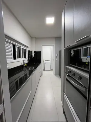 A cozinha ou kitchenette de Apto a 200mts do mar Meia Praia - Itapema