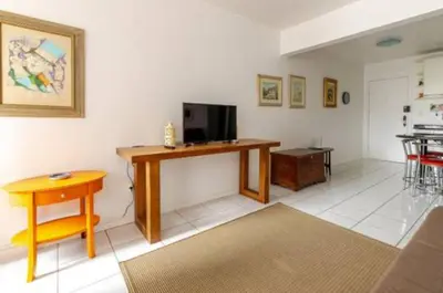 Uma televisão e/ou sistema de entretenimento em Lindo apto beira mar com garagem e internet
