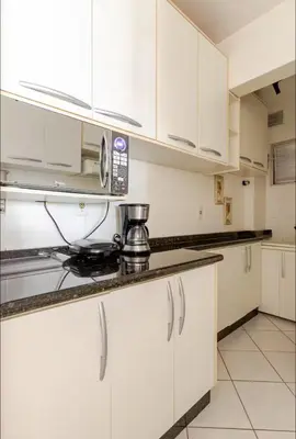 A cozinha ou kitchenette de Lindo apto beira mar com garagem e internet
