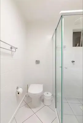 Uma casa de banho em Lindo apto beira mar com garagem e internet