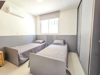 Uma cama ou camas num quarto em 110 - Apto com 02 quartos, próximo à praia!