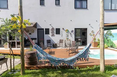 Um jardim no exterior de Room near the Beach